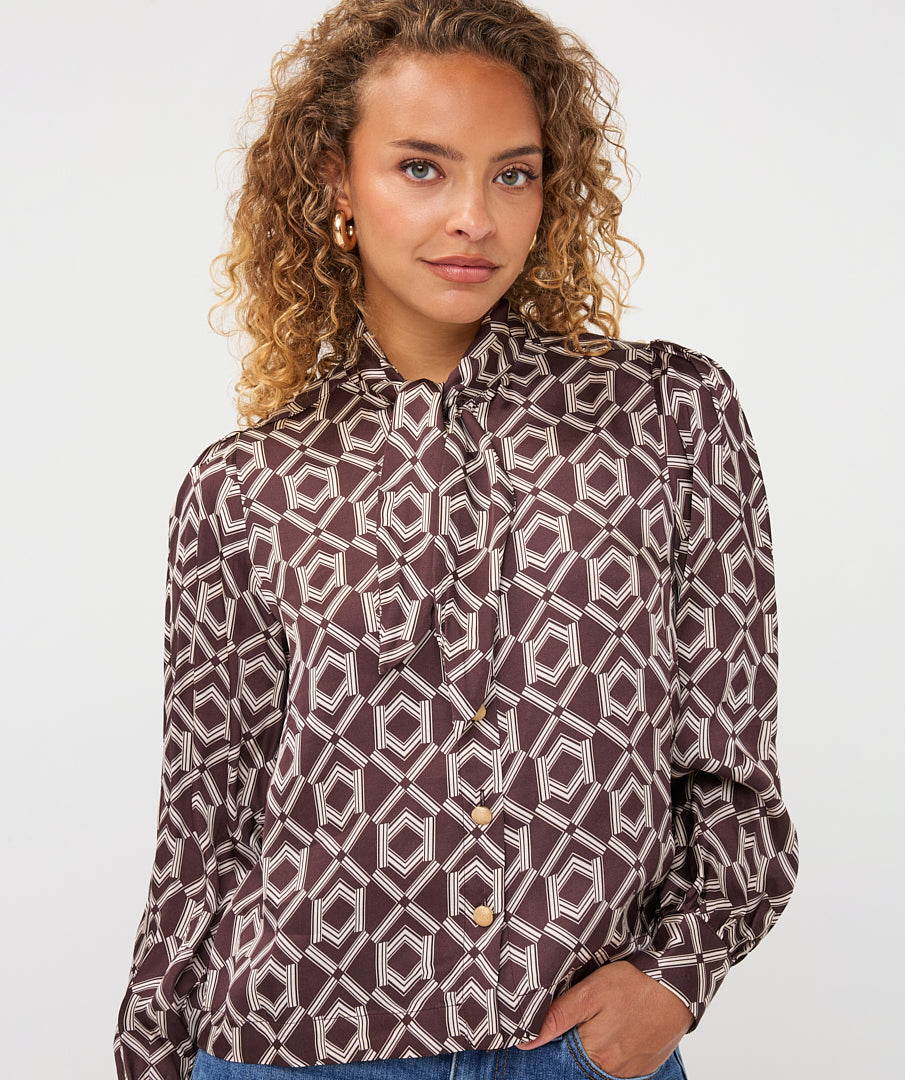 Blouse Esqualo à imprimé géométrique Cacao — détail du col à nouer et des boutons sur mannequin