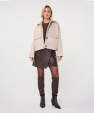 Manteau court Esqualo Biscuit — silhouette de face sur mannequin