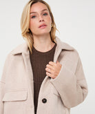 Manteau court Esqualo Biscuit — détail du col, des poches et de la texture