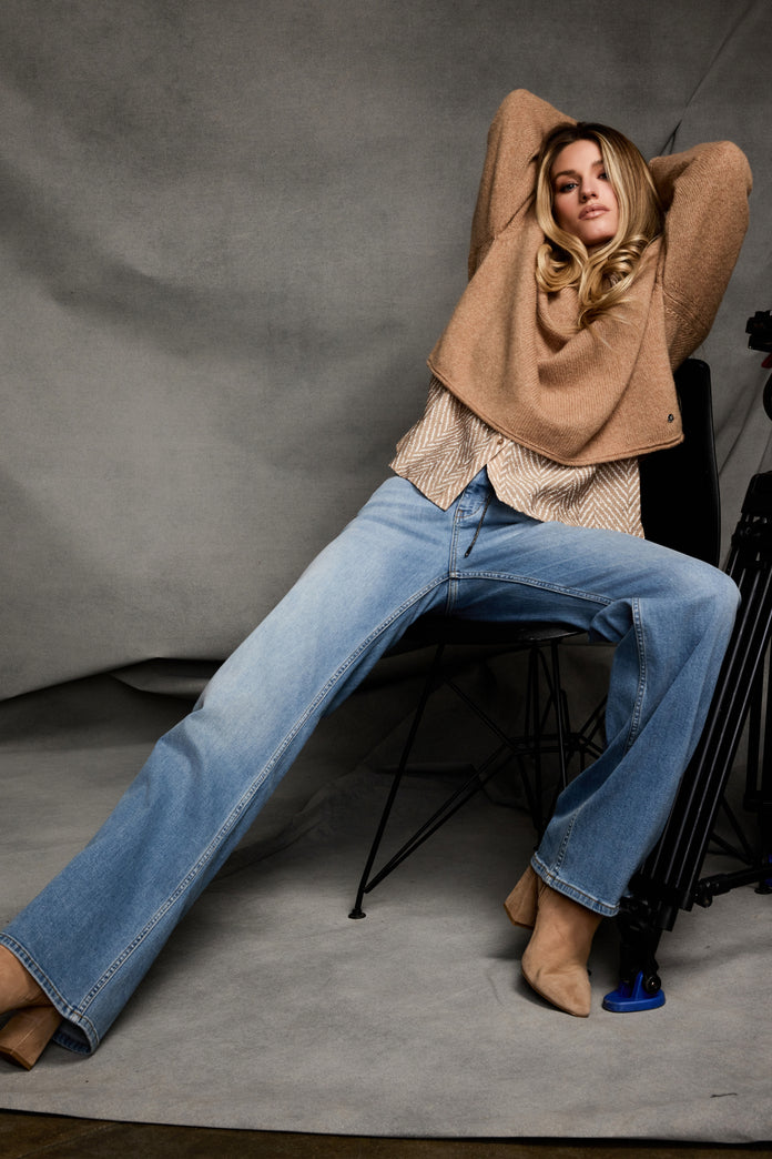 Jeans large Monari bleu 750 porté sur mannequin